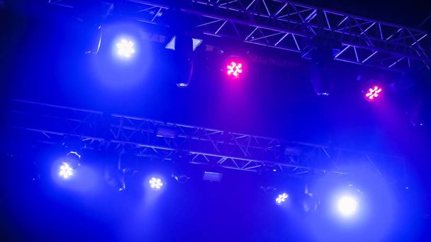 Colorate apparecchiature di illuminazione per concerti luminosi per palcoscenico al nightclub - Foto, immagini