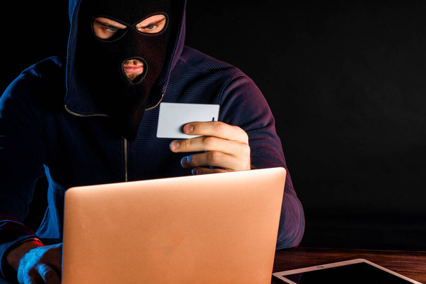 hacker espalhando vírus de computador ou roubando dinheiro do cartão bancário
 - Foto, Imagem