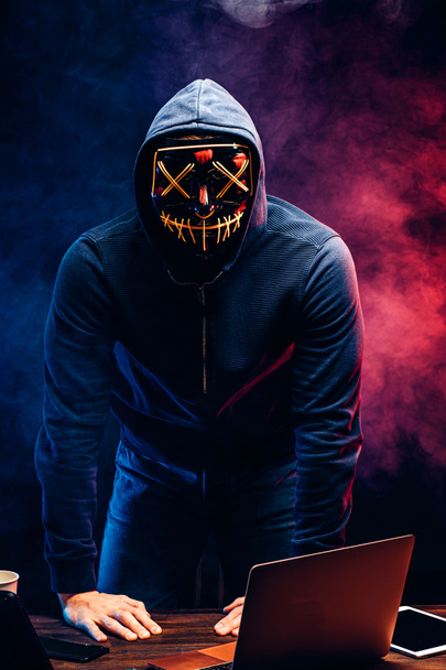 πορτρέτο του hacker man που εμπλέκονται σε ποινικές - Φωτογραφία, εικόνα