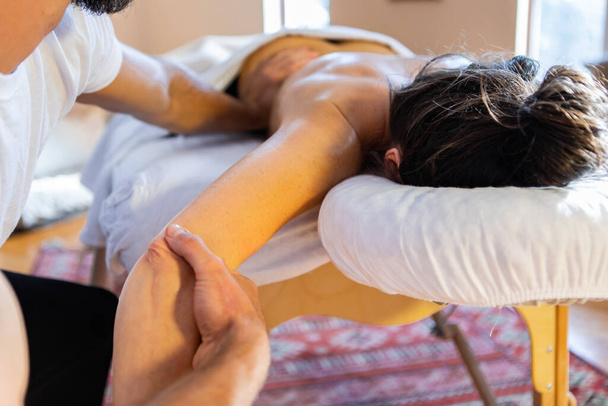 жінка розслабляється масаж
 - Фото, зображення