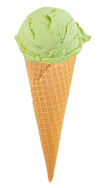 crème glacée pistache dans le cône sur fond blanc avec chemin de coupe
. - Photo, image