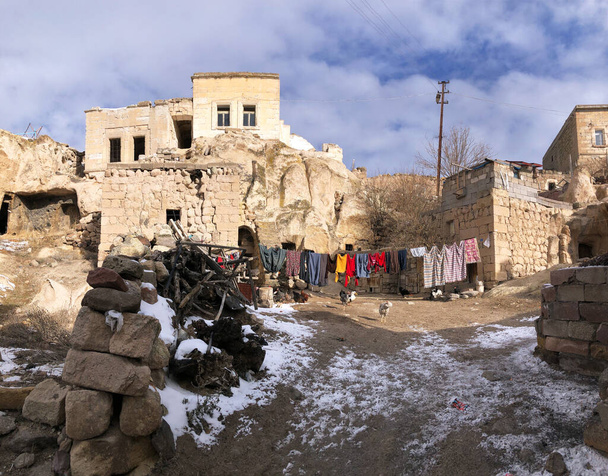 Ein Landhaus in einem armen Dorf in der türkischen Region Kappadokien. Siedlung in einem historischen Gebiet zwischen vulkanischen Bergen und unterirdischen Städten. - Foto, Bild