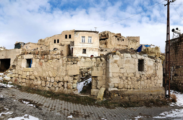 Wiejski dom w biednej wiosce w tureckim regionie Kapadocji. Osiedle w historycznym obszarze wśród gór wulkanicznych i podziemnych miast. - Zdjęcie, obraz