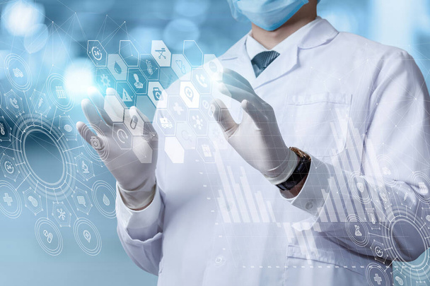 El concepto de tecnología de la información innovadora en medicina. El médico trabaja con una interfaz en una pantalla virtual
. - Foto, imagen
