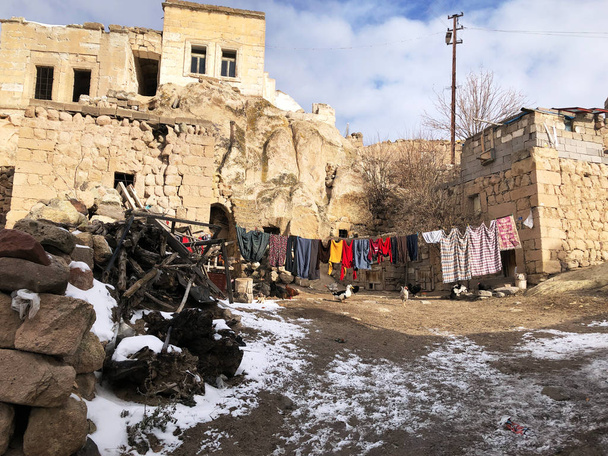 Türkiye 'nin Kapadokya bölgesindeki fakir bir köyde kırsal bir ev. Volkanik dağlar ve yeraltı şehirleri arasında tarihi bir alana yerleşim. - Fotoğraf, Görsel