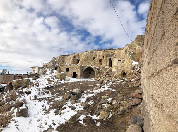 カッパドキアのトルコ地域の貧しい村の農村部の家。火山山と地下都市の間の歴史的地域における集落. - 写真・画像