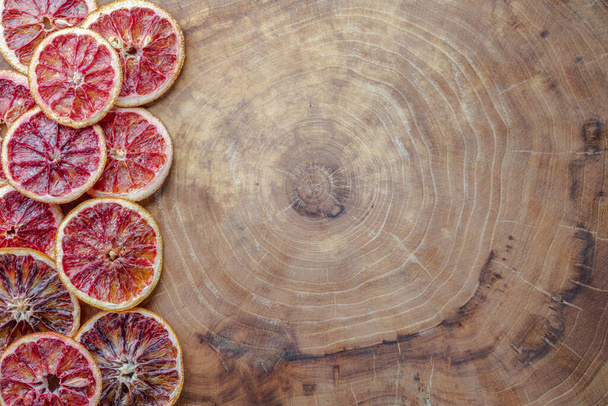 Getrocknete rote Orangen, Limetten und Zitronen auf Holzuntergrund mit Kopierraum - Foto, Bild