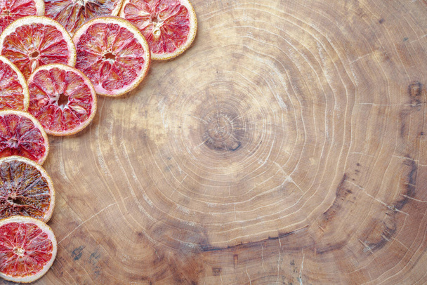 Arance rosse secche, lime e limoni su fondo di legno con spazio per copiare
 - Foto, immagini