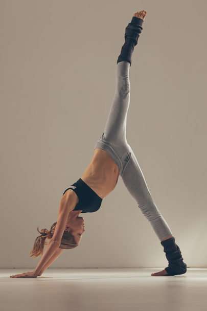 Woman Doing Yoga - Foto, afbeelding