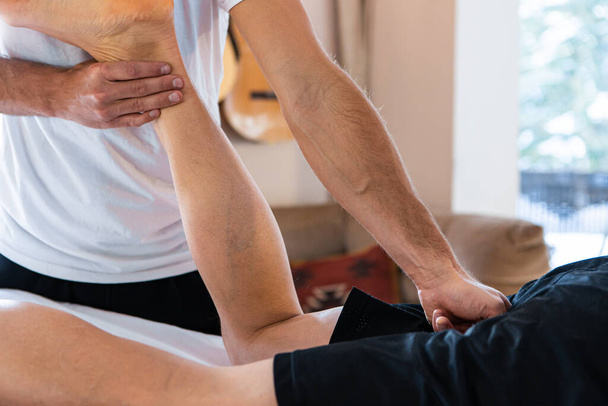 fisioterapeuta deportivo masaje muscular fuerte hombre
 - Foto, imagen