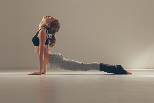 kobra jóga pozice - Fotografie, Obrázek
