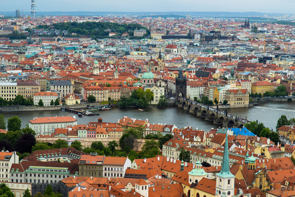 Luftaufnahme der Dächer der Prager Altstadt, Tschechische Republik - Foto, Bild