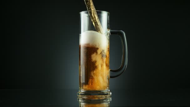 Super slow motion di versare birra bevanda in vetro, posto su sfondo nero. Girato su cinepresa ad alta velocità, 1000 fps
. - Filmati, video