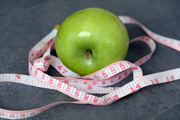 緑のリンゴと体重減少、食事と緑のリンゴ、健康的な体重を消費する緑のリンゴ, - 写真・画像