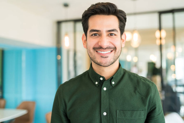 Retrato do sorridente empresário latino em pé no escritório
 - Foto, Imagem