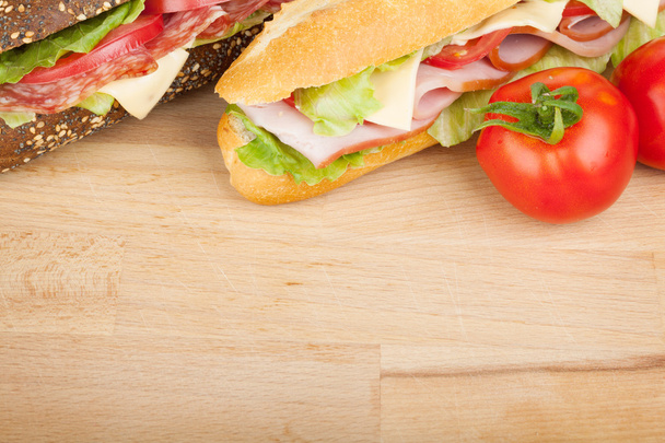 Sandwiches frescos con carne y verduras
 - Foto, Imagen