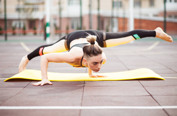 Hermosa mujer deportiva está haciendo ejercicio al aire libre
 - Foto, imagen