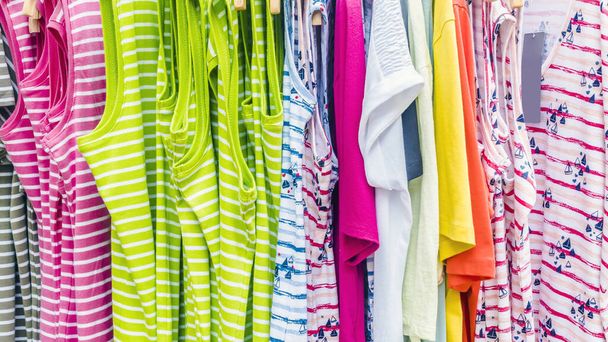 Boutique propose des vêtements colorés devant un magasin - Photo, image
