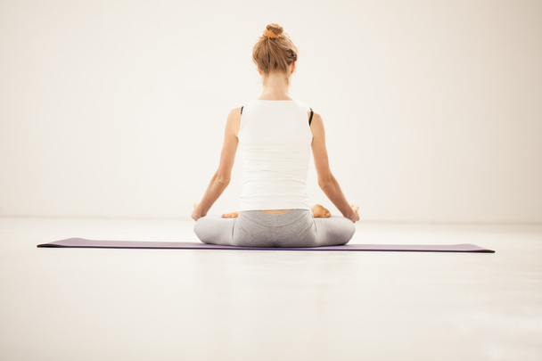 Woman Meditating Indoors - Foto, afbeelding