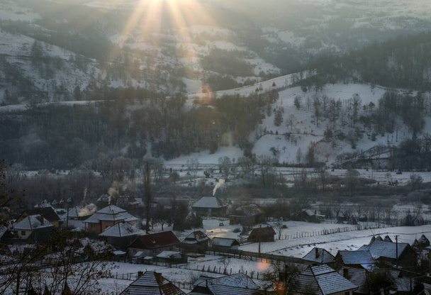Παραδοσιακά σπίτια στην περιοχή της Τρανσυλβανίας, Όρη Apuseni, Ρουμανία, το χειμώνα - Φωτογραφία, εικόνα