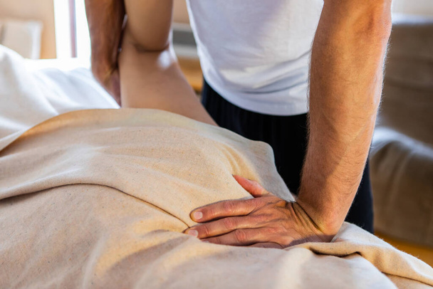 mulher recebendo massagem relaxante
 - Foto, Imagem