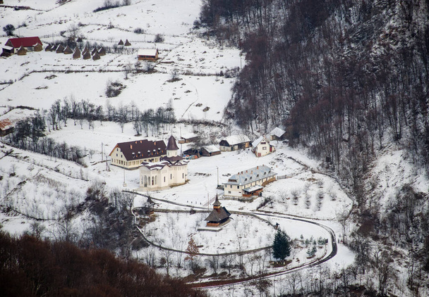 Зимовий пейзаж у горах Апусени (Румунія). - Фото, зображення