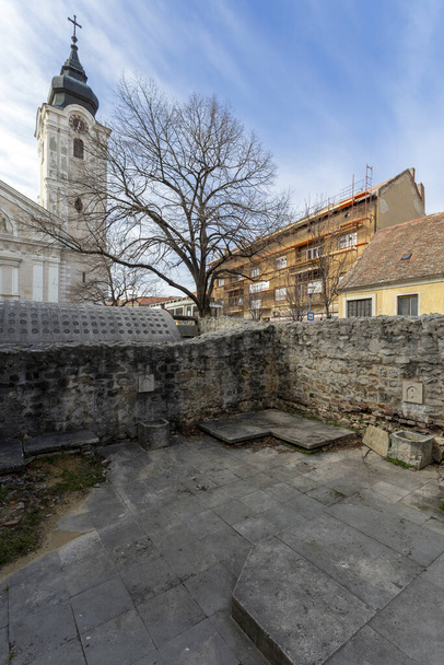 Rovine del Bagno di Memi Pasa con la Chiesa Francescana sullo sfondo a Pecs, Ungheria
. - Foto, immagini