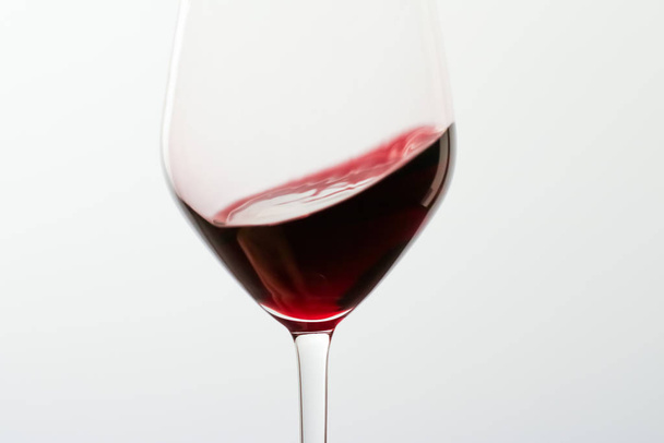 Wijnmakerij, proeverij en wijnbereiding concept - Glas rode wijn, schenken drank op luxe vakantie proeverij evenement, kwaliteitscontrole spatten vloeibare beweging achtergrond voor oenologie of premium wijnbouw merk - Foto, afbeelding