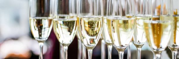 Напої, святкування та концепція розкоші - келихи шампанського та ігристе вино подаються на підносі на благодійному заході
 - Фото, зображення