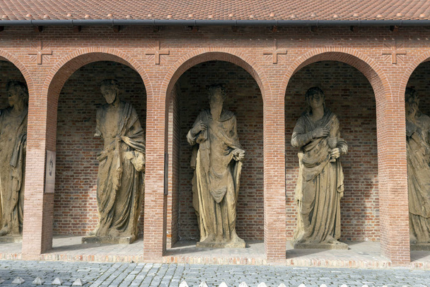 Régi Sts szobrok. Péter és Pál székesegyház Bazilika vagy Pécs székesegyház. - Fotó, kép