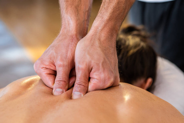 kobieta coraz relaksujący masaż - Zdjęcie, obraz