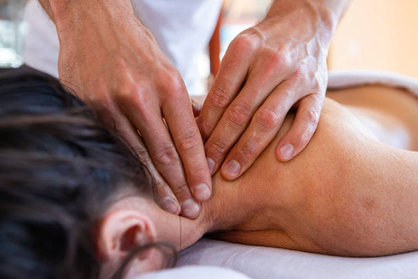 Woman getting relaxing massage - Foto, Imagen