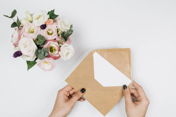 Um envelope com flores. Vista superior. A escrever uma carta. Mensagem.8 março
 - Foto, Imagem