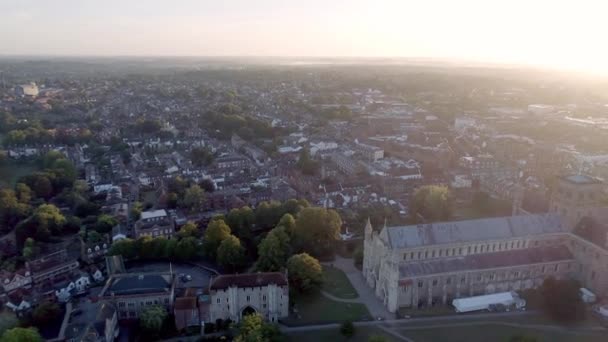 Sunrise Aerial View of the City of St Albans and its Cathedral in England - Materiał filmowy, wideo