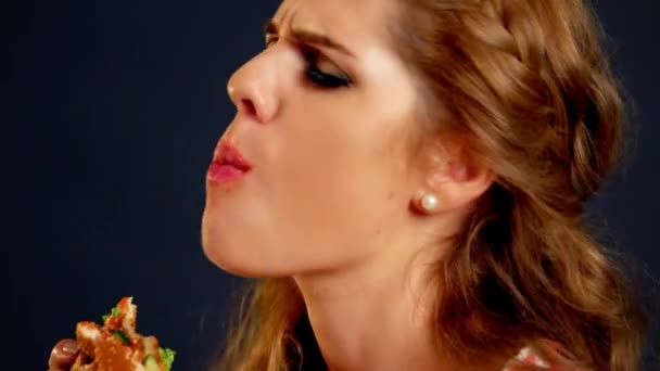 Girl eating hamburger. Fast Food burger of happy woman - Footage, Video
