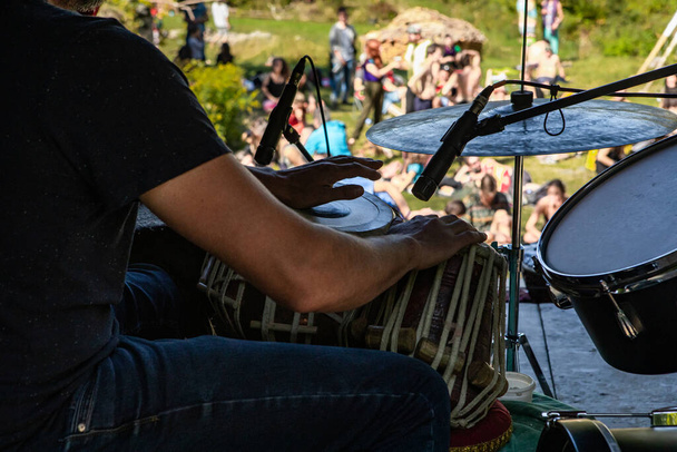 Tradycyjny perkusista na festiwalu ziemi - Zdjęcie, obraz