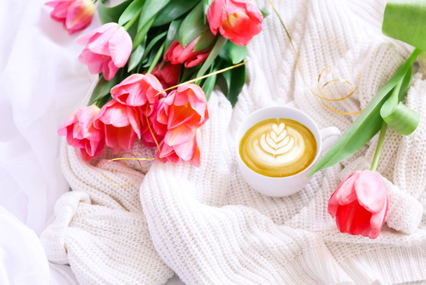 Delicious coffee and a bouquet of pink tulips in a bed - Fotografie, Obrázek