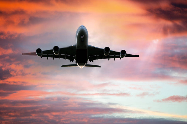 Silueta letadla po vzletu z letiště, výhled k obloze při západu slunce. - Fotografie, Obrázek