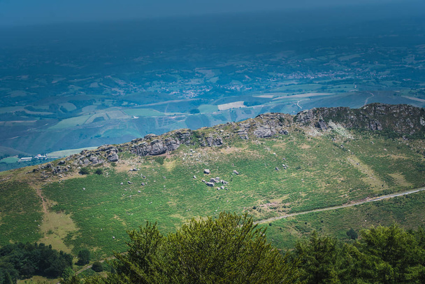 Góra Rhune w Pirenejach-Atlantyku we Francji - Zdjęcie, obraz