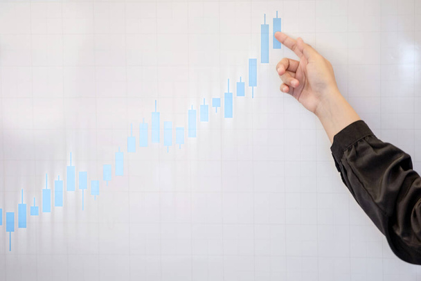 Obchodní ruce ukazující prezentační tabuli s finančním grafem na pracovišti - Fotografie, Obrázek