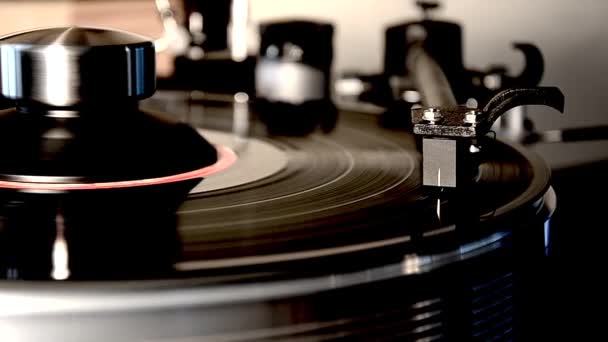 ターンテーブル上のヴィンテージレトロビニールアルバム黒古いレコードプレーヤー蓄音機のMarvellous詳細なクローズアップループショット - 映像、動画
