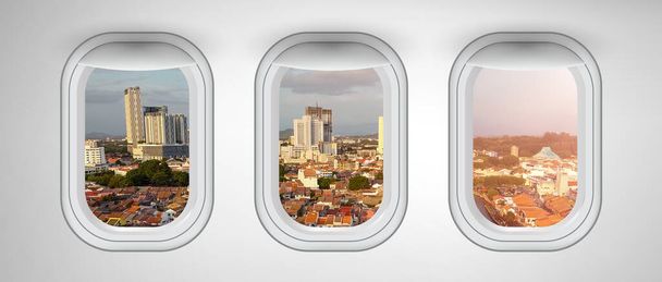 マレーシアのマラッカスカイラインの景色を望む飛行機の窓。旅行と休日の抽象的な概念. - 写真・画像