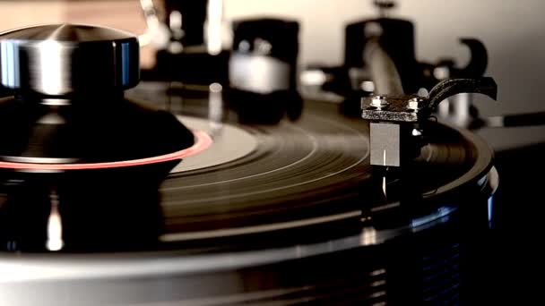 Ongelooflijk gedetailleerde close-up lus shot van vintage retro vinyl album zwart oude platenspeler grammofoon op draaitafel - Video
