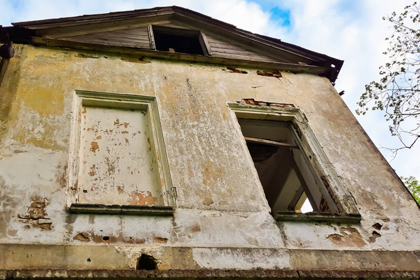 Ancien manoir abandonné avec fenêtres barricadées. La construction d'un ancien domaine abandonné du XVIIIe siècle avec fenêtres barricadées
 - Photo, image