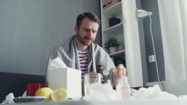 Nemocný muž nalévá léky nebo antipyretický sirup lžící a pije - Záběry, video