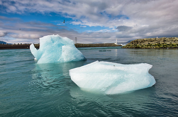 IJsland in het zomerseizoen. IJsbergen in de Jokulsarlon gletsjerlagune. Nationaal park Vatnajokull, Europa. Landschapsfotografie. - Foto, afbeelding