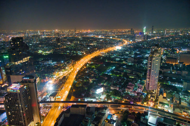 Widok z powietrza na Bangkok Downtown Skyline w nocy, Tajlandia. - Zdjęcie, obraz
