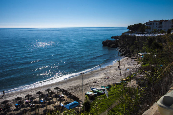 Costa del Solissa Espanjassa sijaitseva Nerja on Sierra de Alpujarran vuoriston suojelema hiekkarantojen merenrantakohde, jota kutsutaan Costa del Solin jalokiveksi. Yksi seitsemästä rannasta Nerja jokaisella on oma luonne ja viehätys
 - Valokuva, kuva
