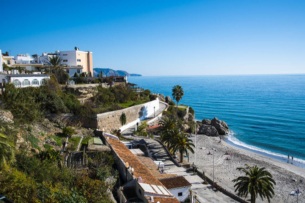 Nerja ist ein Ferienort am östlichen Ende der Costa del Sol. Es ist typisch spanisch mit schönen architektonischen Details  - Foto, Bild