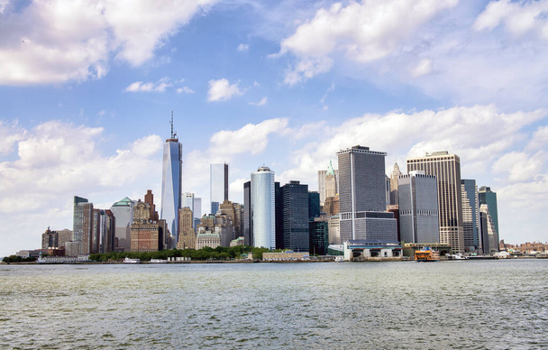 Vue de Lower Manhattan depuis l'île Governor par une chaude journée d'été. - Photo, image